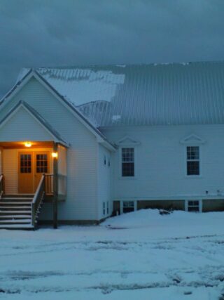featured image - How to Be a Good Neighbor and Help Out During Winter
