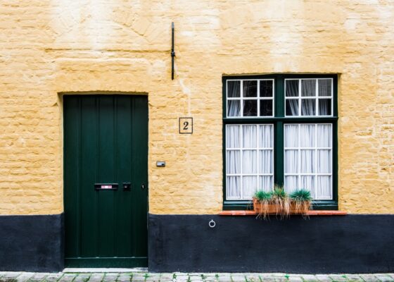 featured image - How to Choose the Best Exterior Paint Color for Your Home